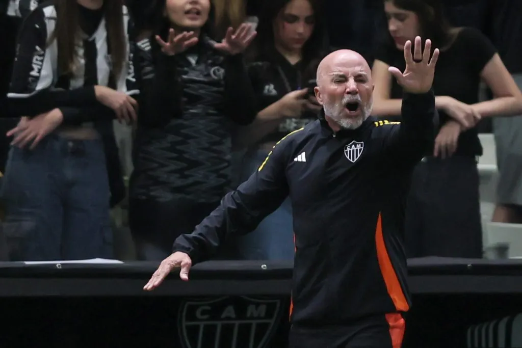 Sampaoli durante partida do Atlético contra o Mirassol. Foto: Gilson Lobo/AGIF