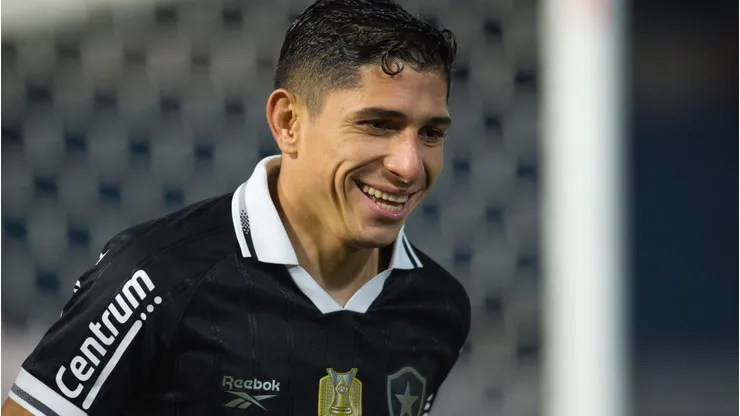 Savarino durante partida entre Bragantino e Botafogo, no Estádio Cícero Souza Marques, pela Copa do Brasil.