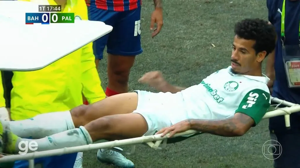 Lucas Evangelista, sai de maca após sentir dores na coxa durante duelo contra o Bahia na Arena Fonte Nova neste domingo. Foto: Divulgação Globo Esporte