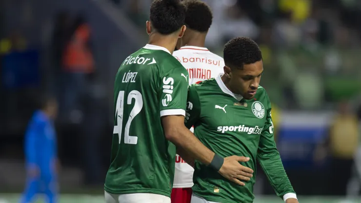Vitor Roque e Flaco Lopez, jogadores do Palmeiras se comprimentam apos otimo lance durante partida contra o Internacional no estadio Arena Allianz Parque pelo campeonato Brasileiro A 2025. Foto: Anderson Romao/AGIF