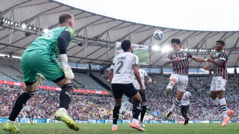 Cano jogador do Fluminense cabeceia para marcar seu gol durante partida contra o Botafogo no estadio Maracana pelo campeonato Brasileiro A 2025. Foto: Jorge Rodrigues/AGIF