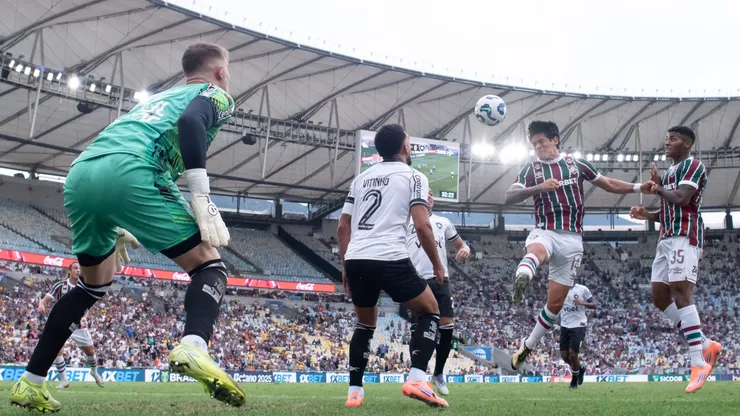Cano jogador do Fluminense cabeceia para marcar seu gol durante partida contra o Botafogo no estadio Maracana pelo campeonato Brasileiro A 2025. Foto: Jorge Rodrigues/AGIF