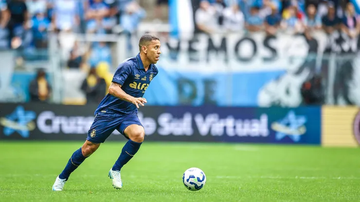 Marcos Rocha em ação contra o Vitória, na Arena.
