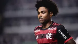 Vitinho, ex-jogador do Flamengo, durante partida contra o Santos no estadio Vila Belmiro pelo campeonato Brasileiro A 2022. Foto: Ettore Chiereguini/AGIF