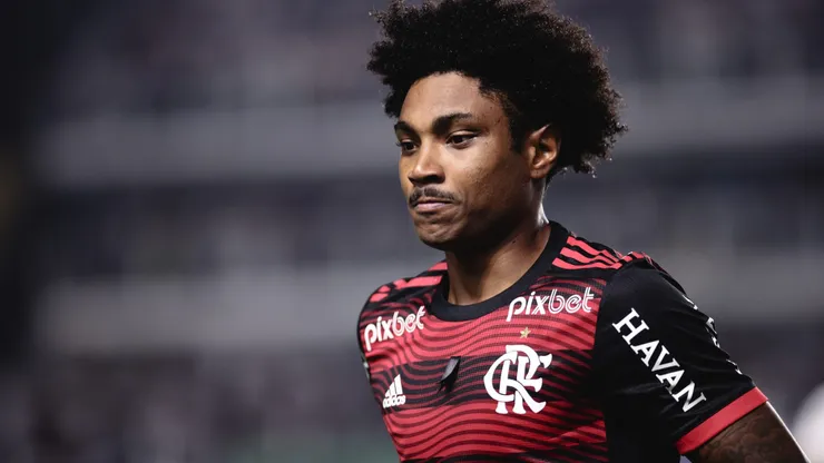 Vitinho, ex-jogador do Flamengo, durante partida contra o Santos no estadio Vila Belmiro pelo campeonato Brasileiro A 2022. Foto: Ettore Chiereguini/AGIF