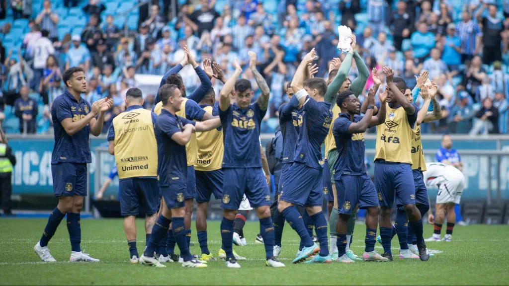 Jogadores do Gremio comemoram vitoria ao final da partida contra o Vitoria no estadio Arena do Gremio pelo campeonato Brasileiro A 2025. Foto: Maxi Franzoi/AGIF