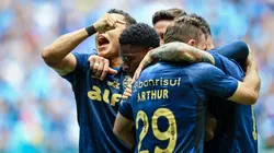 Jogadores comemoram vitória em casa.