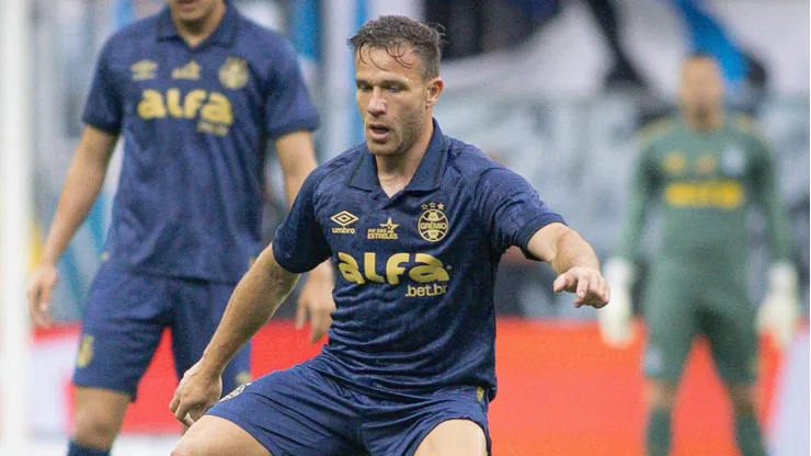 Arthur jogador do Gremio durante partida contra o Vitoria no estadio Arena do Gremio pelo campeonato Brasileiro A 2025. Foto: Maxi Franzoi/AGIF