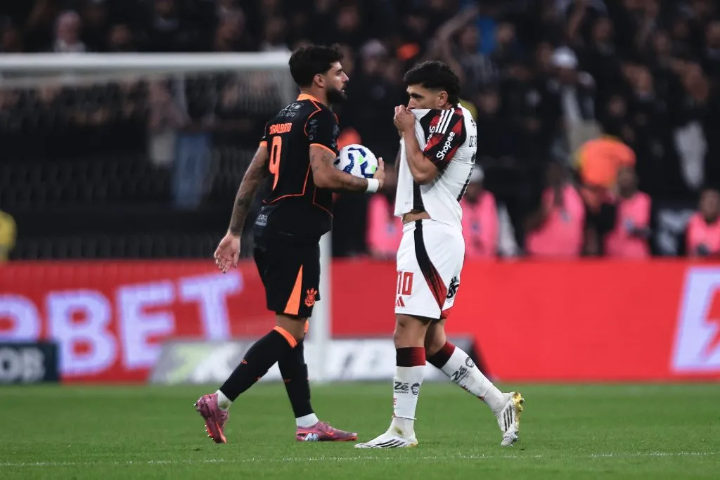 De Arrascaeta, jogador do Flamengo comemora seu gol durante partida contra o Corinthians no estadio Arena Corinthians pelo campeonato Brasileiro A 2025.  Foto: Ettore Chiereguini/AGIF