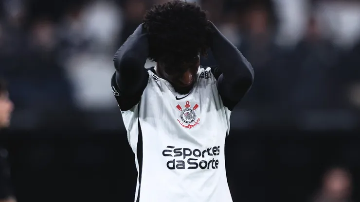 Talles Magno, jogador do Corinthians, lamenta durante partida contra o Bahia no estadio Arena Corinthians pelo campeonato Brasileiro A 2025. Foto: Ettore Chiereguini/AGIF