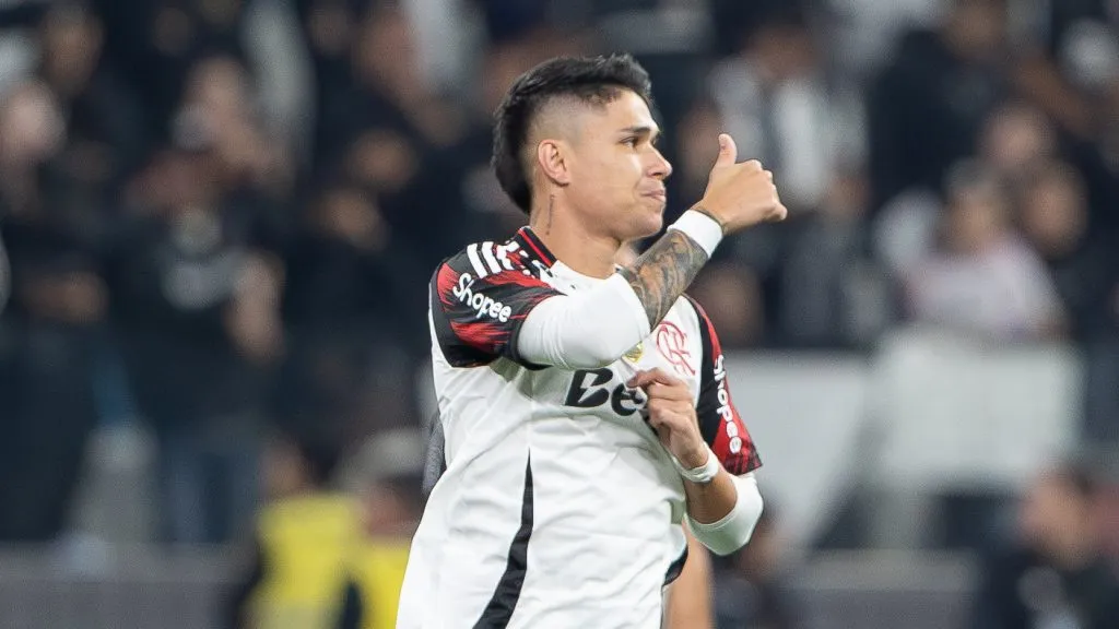 Luiz Araujo, jogador do Flamengo, comemora seu gol durante partida contra o Corinthians – Foto: Joisel Amaral/AGIF