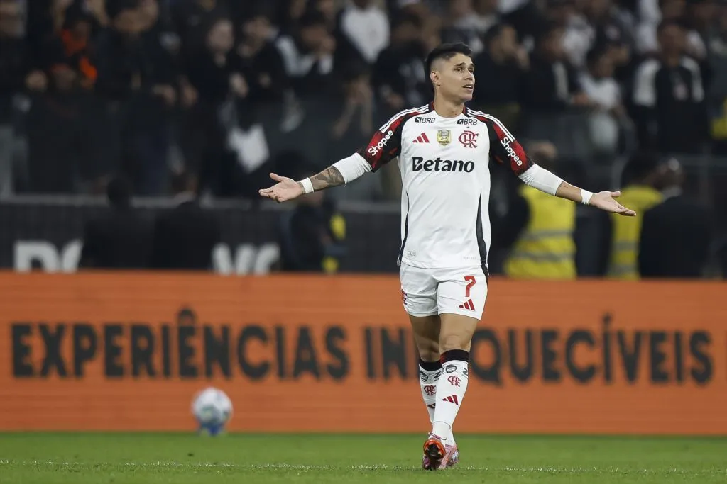 Luiz Araujo do Flamengo após gol diante do Corinthians – (Photo by Miguel Schincariol/Getty Images)