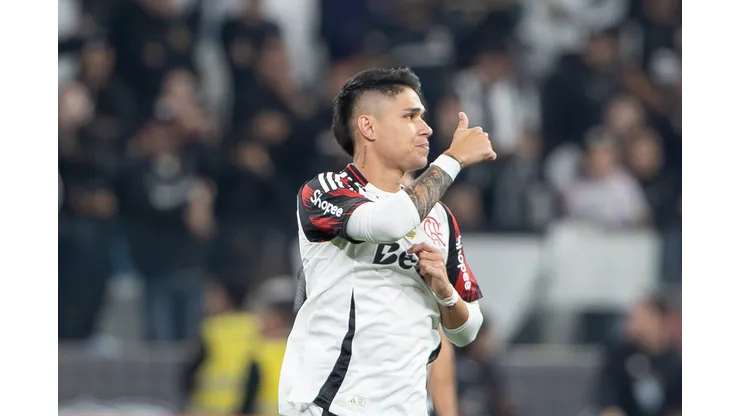 SP - SAO PAULO - 28/09/2025 - BRASILEIRO A 2025, CORINTHIANS X FLAMENGO - Luiz Araujo jogador do Flamengo comemora seu gol durante partida contra o Corinthians no estadio Arena Corinthians pelo campeonato Brasileiro A 2025. Foto: Joisel Amaral/AGIF