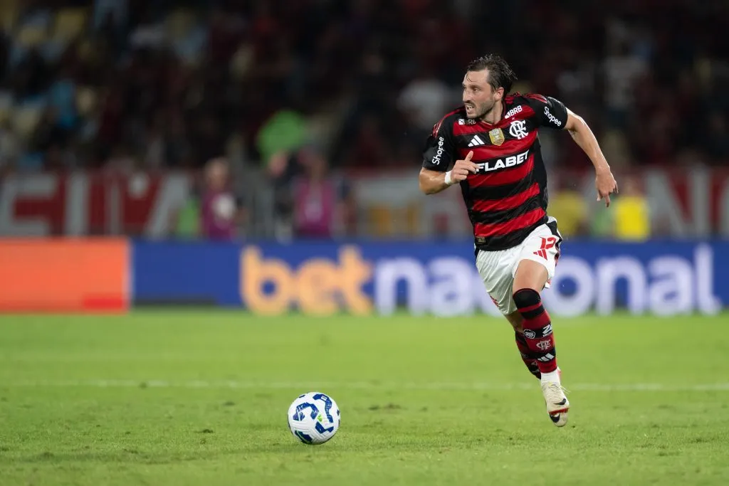 Vina, jogador do Flamengo foi substituido pelo lateral-esquerdo Alex Sandro durante o duelo contra o Corinthians na Arena Neo Química. Foto: Jorge Rodrigues/AGIF