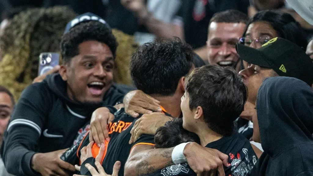 YUTI ALBERTO comemora seu gol JUNTO A TORCIDA durante partida contra o Flamengo. Foto: Joisel Amaral/AGIF