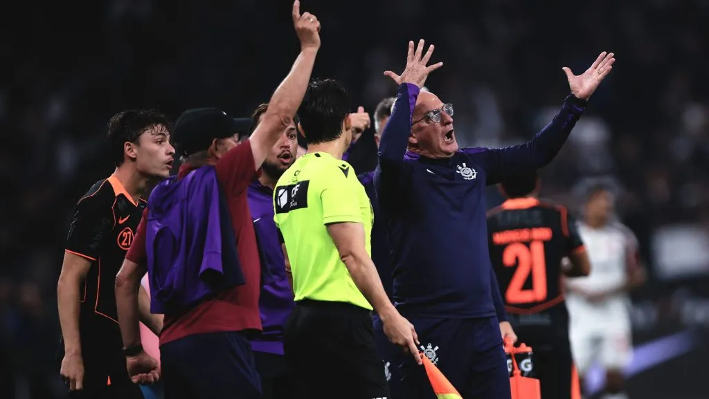 Dorival reclamando da arbitragem. Foto: Ettore Chiereguini/AGIF