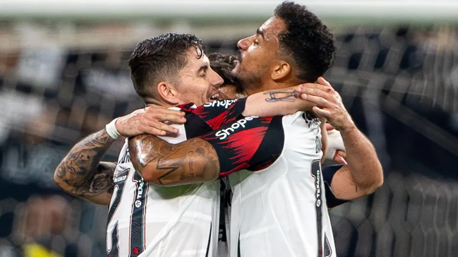 gadores do Flamengo comemoram vitoria ao final da partida contra o Corinthians no estadio Arena Corinthians pelo campeonato Brasileiro A 2025. Foto: Joisel Amaral/AGIF