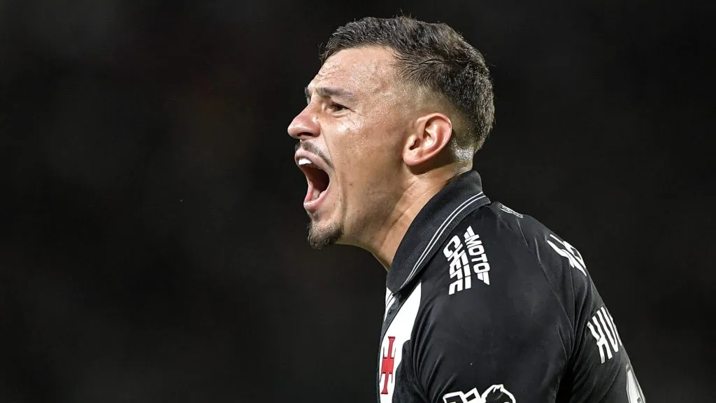 Hugo Moura recebeu puxão de orelha de Diniz – Foto: Thiago Ribeiro/AGIF