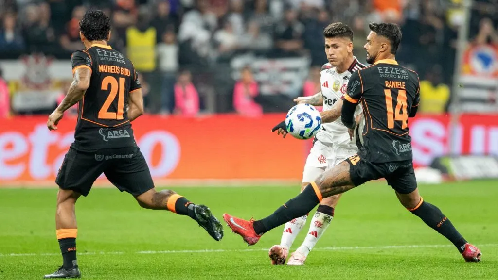 Raniele disputando lance. Foto: Joisel Amaral/AGIF