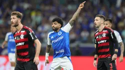 Gabigol em campo durante Cruzeiro x Flamengo. Foto: Gilson Lobo/AGIF