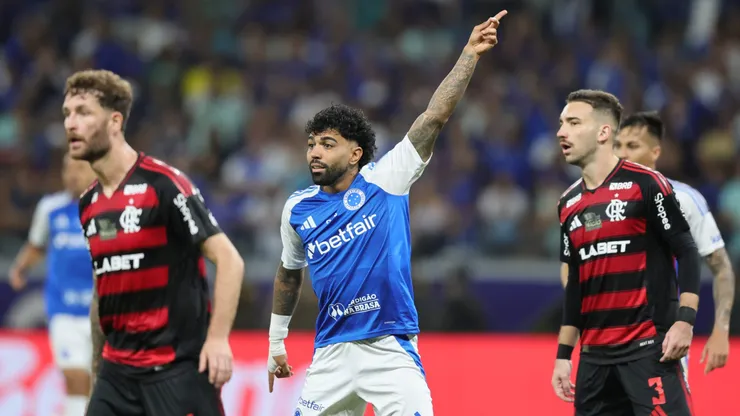 Gabigol em campo durante Cruzeiro x Flamengo. Foto: Gilson Lobo/AGIF