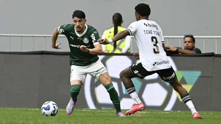 Piquerez e Tchê Tchê durante o último duelo entre Vasco e Palmeiras - Foto: Mateus Bonomi/AGIF