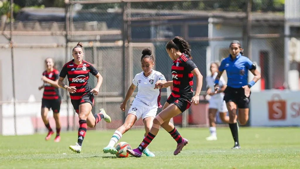 Flamengo e Fluminense em campo na final do Carioca Feminino Sub-20