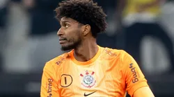 Hugo Souza durante partida entre Corinthians e Flamengo, na Neo Química Arena, pelo Brasileirão.