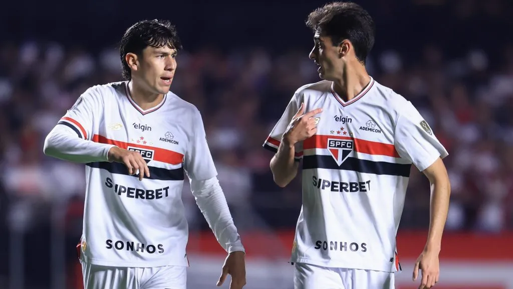 Ferraresi (e) e Rodriguinho jogadores do Sao Paulo durante partida contra o Atletico Nacional no estadio Morumbi pelo campeonato Copa Libertadores 2025. Foto: Marcello Zambrana/AGIF