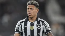 Matheus Martins durante partida entre Botafogo e Mirassol, no Estádio Nilton Santos, pelo Brasileirão.