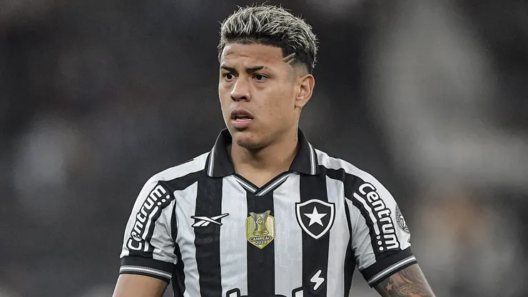 Matheus Martins durante partida entre Botafogo e Mirassol, no Estádio Nilton Santos, pelo Brasileirão.