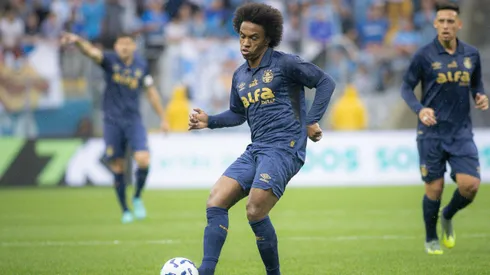 Willian jogador do Gremio durante partida contra o Vitoria no estadio Arena do Gremio pelo campeonato Brasileiro A 2025. Foto: Maxi Franzoi/AGIF