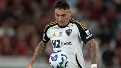 Saravia jogador do Atletico-MG durante partida contra o Flamengo no estadio Maracana pelo campeonato Brasileiro A 2025. Foto: Jorge Rodrigues/AGIF