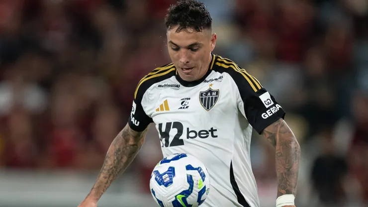 Saravia jogador do Atletico-MG durante partida contra o Flamengo no estadio Maracana pelo campeonato Brasileiro A 2025. Foto: Jorge Rodrigues/AGIF