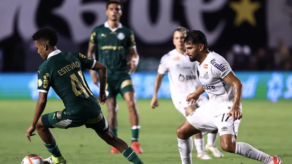 Estevao jogador do Palmeiras durante partida contra o Santos no estadio Vila Belmiro pelo campeonato Paulista 2025. Foto: Marcello Zambrana/AGIF