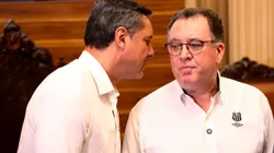 O presidente do Santos FC Marcelo Teixeira com o prefeito Rogerio Santos(Republicano) em coletiva de imprensa na Prefeitura De Santos. Foto: Mauricio De Souza/AGIF