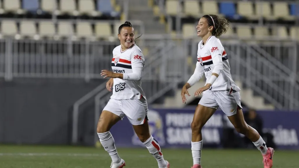 Jogadoras do São Paulo celebram gol na Copa do Brasil