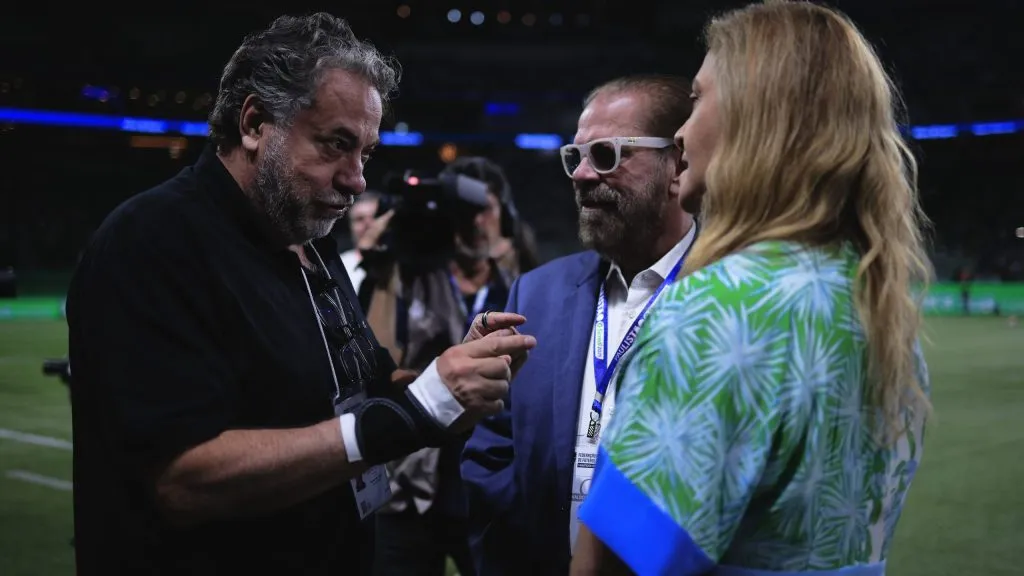 leila pereira presidente do Palmeiras conversa com Julio Casares presidente do Sao Paulo e Reinaldo Carneiro Bastos presidente da Federacao Paulista de Futebol antes de partida no estadio Arena Allianz Parque pelo campeonato Paulista 2025. Foto: Ettore Chiereguini/AGIF