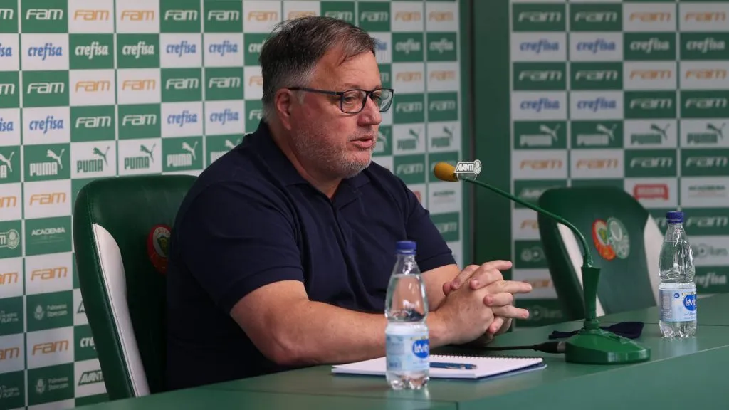 O diretor de futebol Anderson Barros, da SE Palmeiras, concede entrevista coletiva, na Academia de Futebol. (Foto: Cesar Greco)
