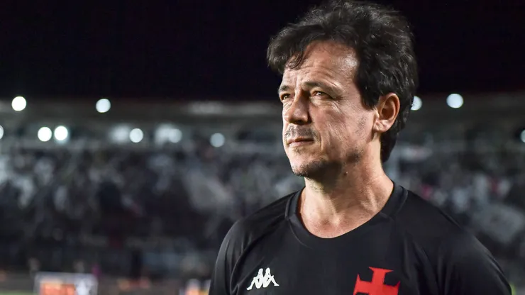 Fernando Diniz no comando do Vasco durante o duelo contra o Cruzeiro - Foto: Thiago Ribeiro/AGIF