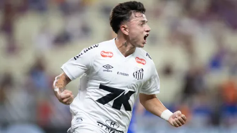 Barreal jogador do Santos comemora seu gol durante partida contra o Fortaleza no estadio Arena Castelao pelo campeonato Brasileiro A 2025. Foto: Baggio Rodrigues/AGIF