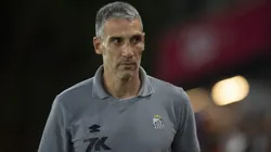 Juan Vojvoda jogador do Santos durante partida contra o Bragantino no estadio Cicero De Souza Marques pelo campeonato Brasileiro A 2025. Foto: Anderson Romao/AGIF