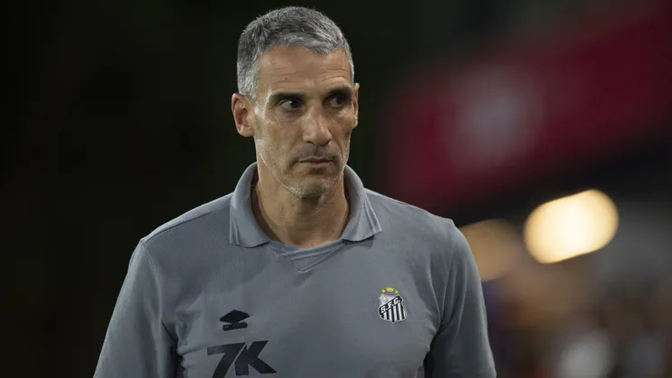 Juan Vojvoda jogador do Santos durante partida contra o Bragantino no estadio Cicero De Souza Marques pelo campeonato Brasileiro A 2025. Foto: Anderson Romao/AGIF