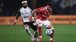 Memphis Depay jogador do Corinthians disputa lance com Romero jogador do Internacional durante partida no estadio Arena Corinthians pelo campeonato Brasileiro A 2025. Foto: Ettore Chiereguini/AGIF