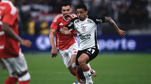 Bidu jogador do Corinthians disputa lance com Bruno Henrique jogador do Internacional - Foto: Ettore Chiereguini/AGIF