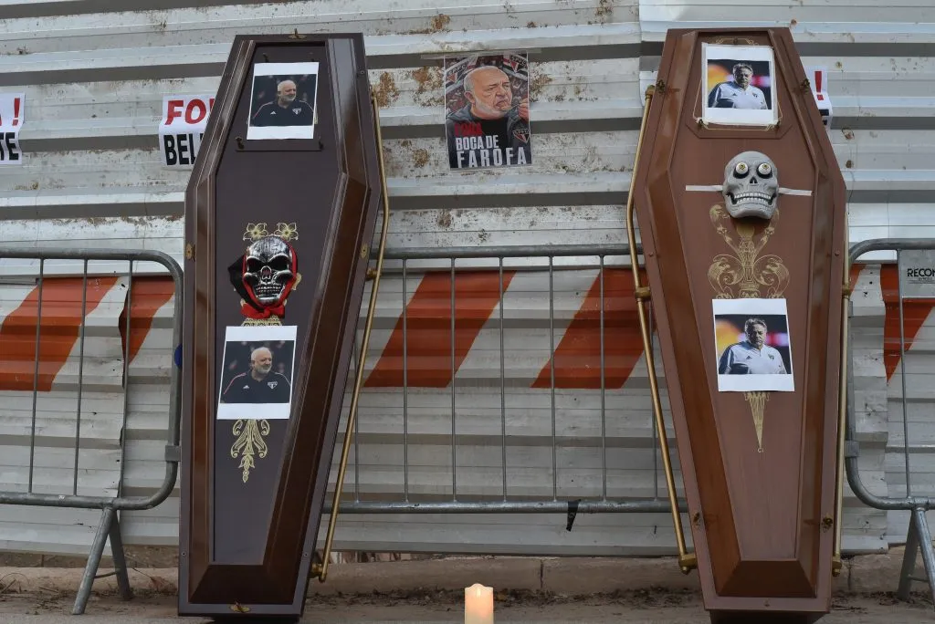 Caixões também marcaram presença no protesto. Foto: Jota Erre/AGIF