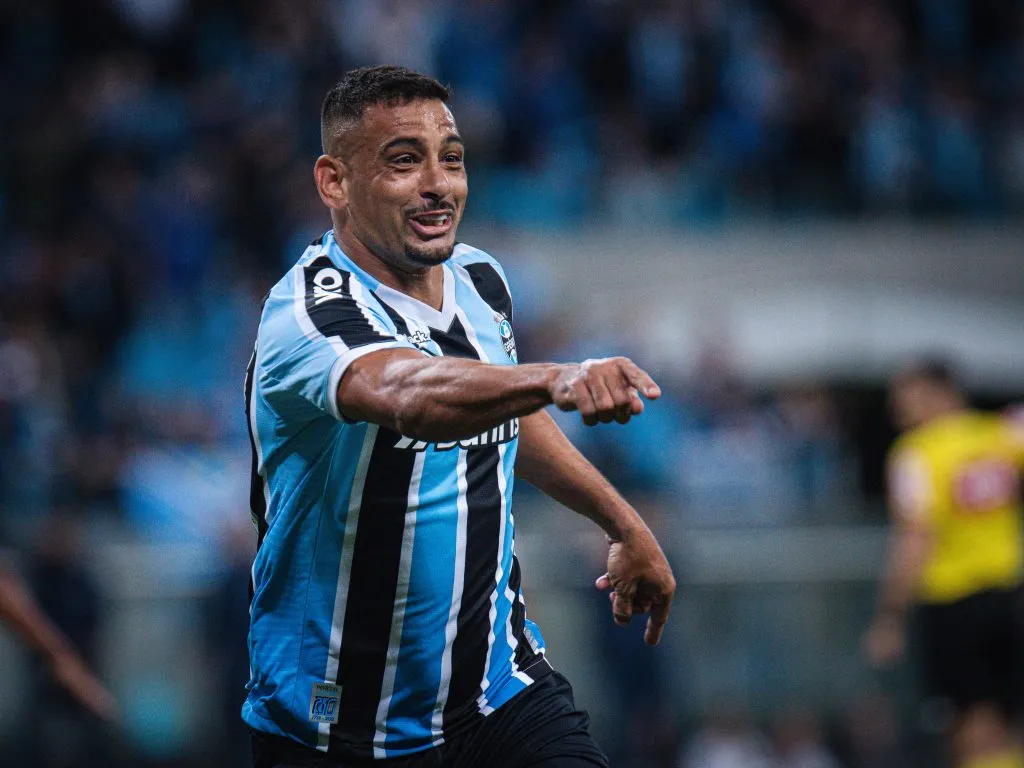 Diego Souza, jogador do Gremio comemora seu gol durante partida contra o CSA no estadio Arena do Gremio pelo campeonato Brasileiro B 2022. Foto: Maxi Franzoi/AGIF