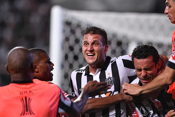 Rafael Moura, camisa 13 do Atletico-MG comemora seu gol contra o Sport em 2017. Foto: Pedro Vilela/Getty Images
