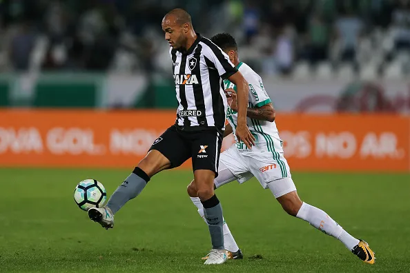 Roger, durante passagem pelo Botafogo durante duelo contra o Palmeiras no Brasileirao Series A 2017 no Estádio Nilton Santos. Foto de Buda Mendes/Getty Images