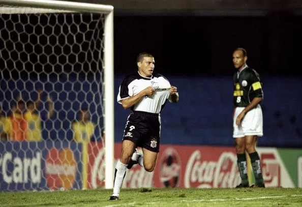 Em sua passagem pelo Corinthians (1999-2002), o atacante Luizão marcou 43 gols no Campeonato Brasileiro Série A. Foto: ShaunBotterill /Allsport